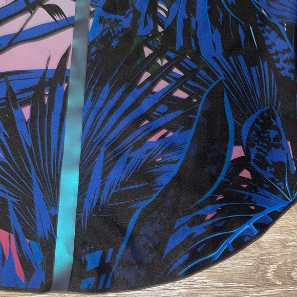 New nwt ultracor blue print active tank top size small California Naos print - Picture 4 of 8